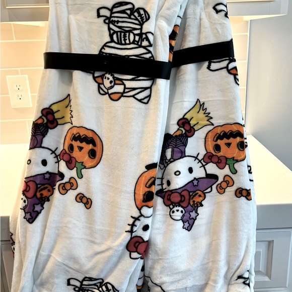 NWT HELLO KITTY HALLOWEEN Ghost, Mummy, And Witch blanket - Picture 2 of 4